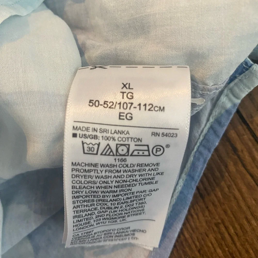Banana Republic Blue and White Casual Button-Down Shirt